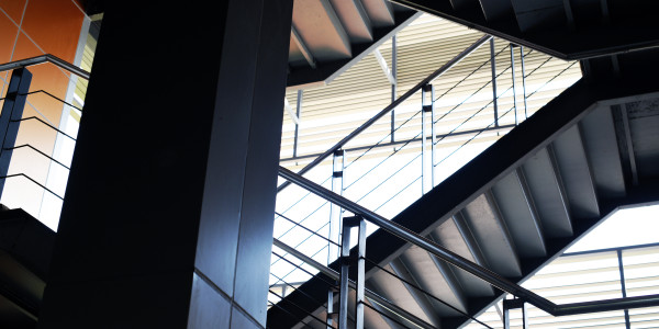 Pintar Fachadas de Empresas / Negocios / Locales Comerciales en Islas Canarias · Pintado de Escaleras